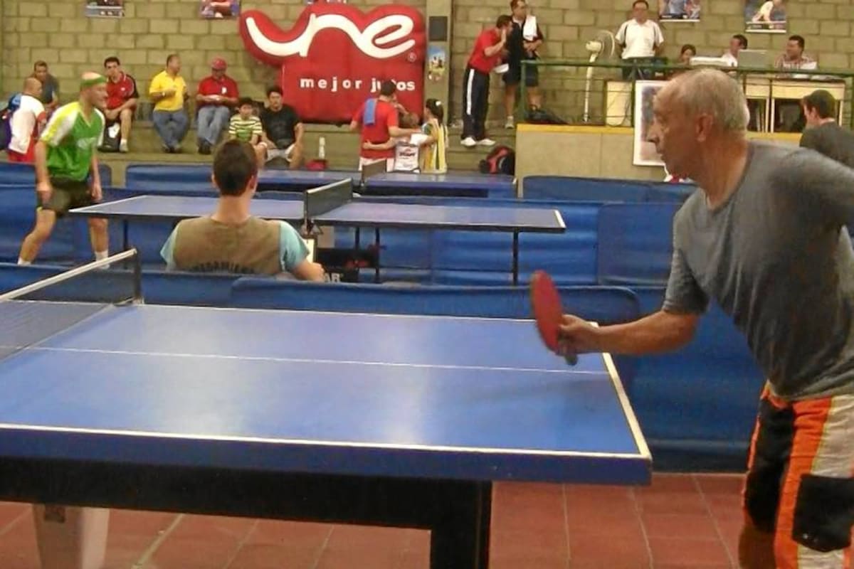 Los ‘maestros’ del tenis de mesa midieron sus fuerzas (Foto: MILTON VELOSA/VANGUARDIA LIBERAL)