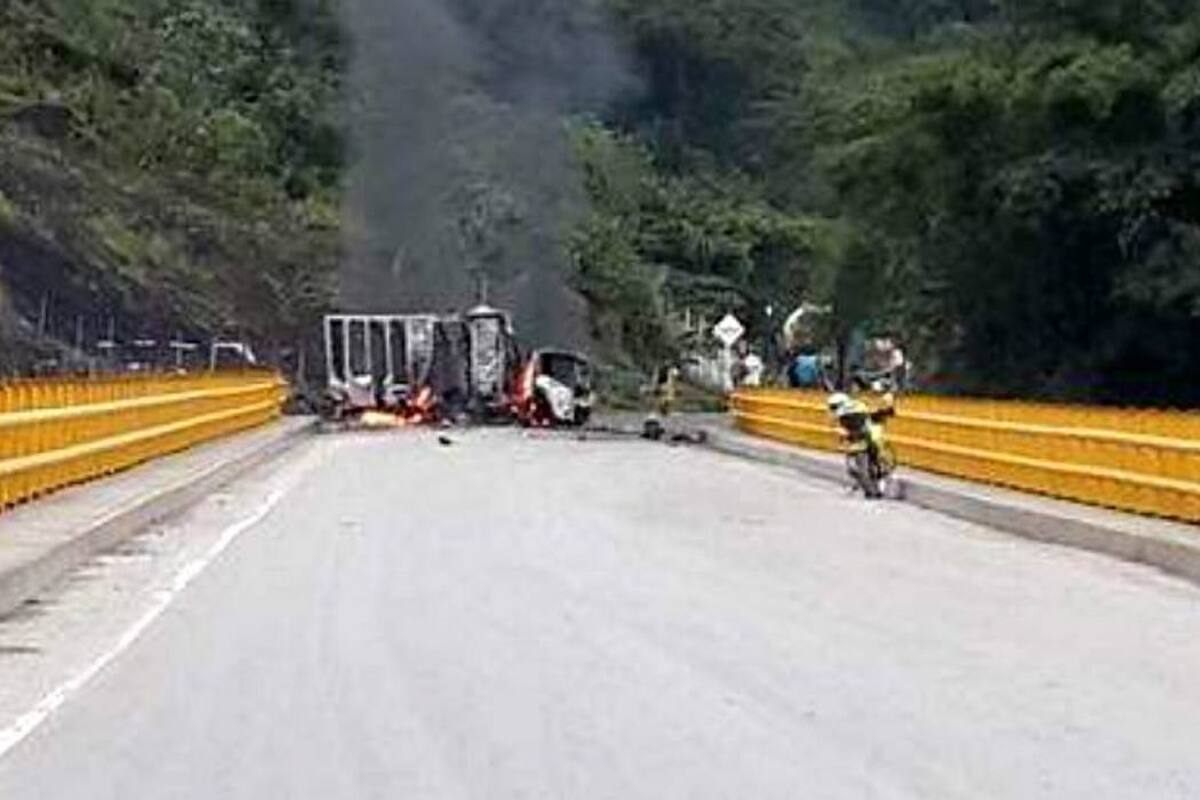 Queman dos tractocamiones con petróleo en Boyacá (Foto: TOMADO DE EL COLOMBIANO)