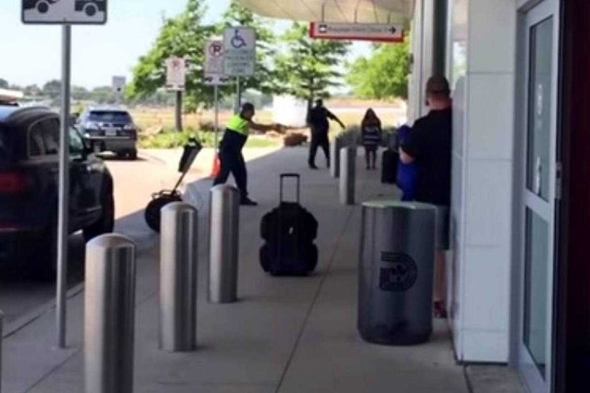 Un hombre herido en un tiroteo en aeropuerto de Dallas, EEUU (Foto: Tomada de YouTube /VANGUARDIA LIBERAL)
