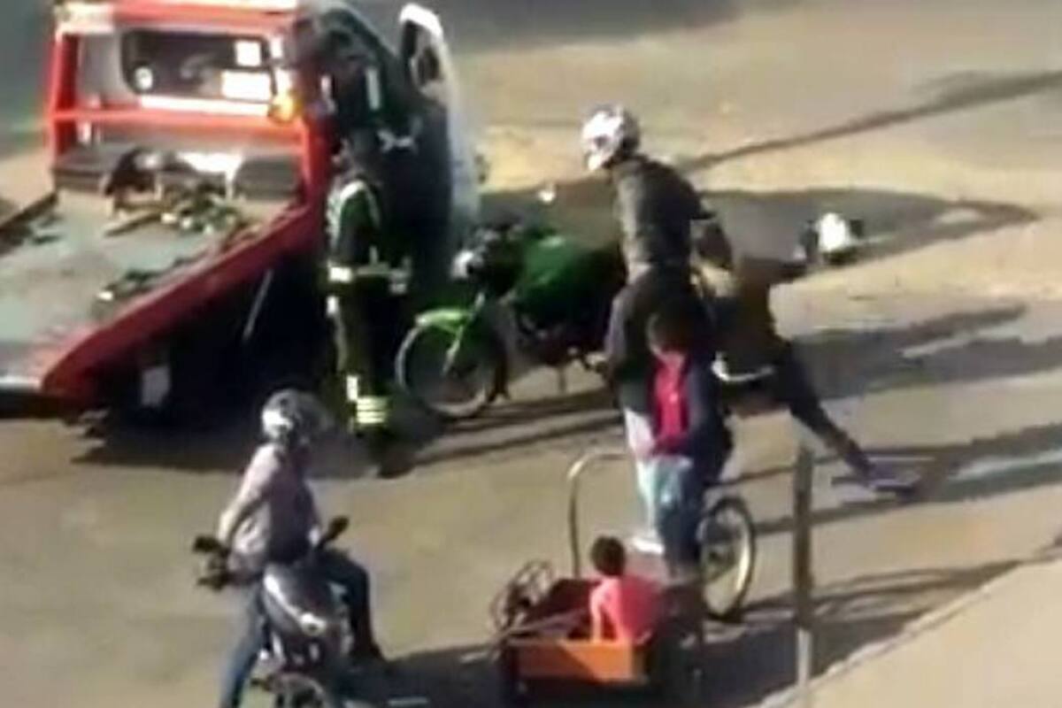 Motociclista dejó inconsciente a un operador de grúa tras lanzarle un casco en Bogotá (Foto: Tomada de Twitter /VANGUARDIA LIBERAL)