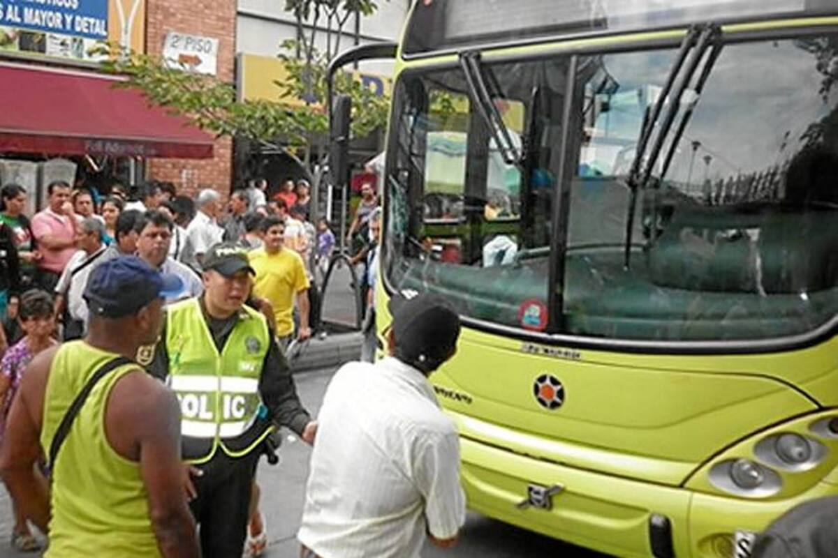 Bus de Metrolínea colisionó con una motocicleta cerca a la estación La Isla (Foto: Archivo/VanguardiaLiberal)