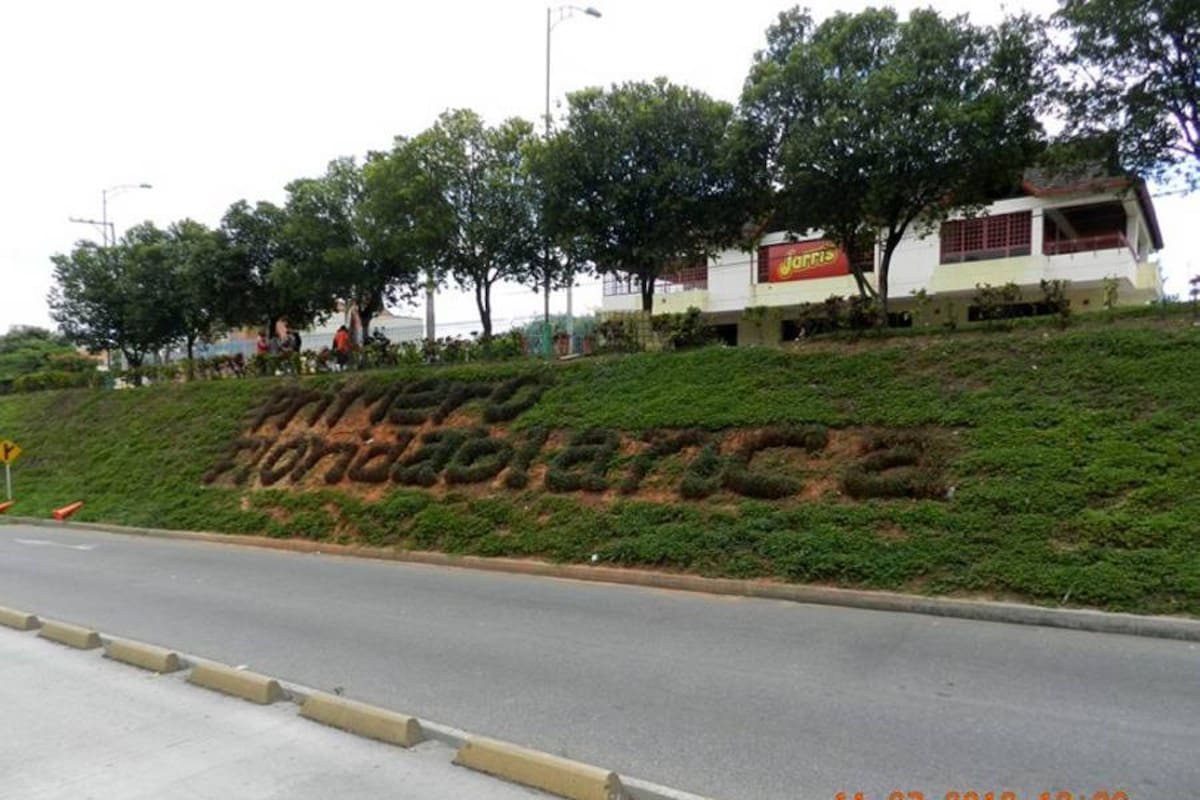 Así quedó la valla en la vía que de Bucaramanga conduce a Floridablanca luego de ser 'desvalijada' (Foto: Suministrado Alcaldía de Floridablanca/VANGUARDIA LIBERAL)