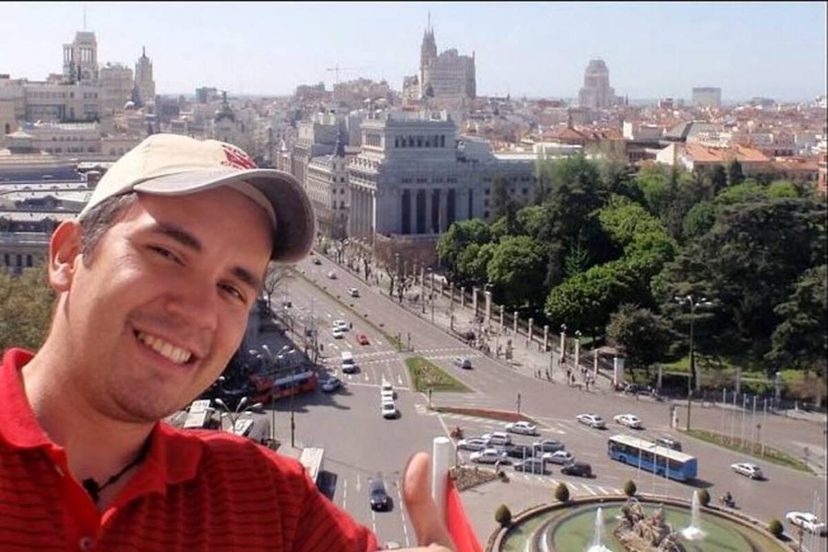 Él es Francisco Torres, uno de los cientos de colombianos en Madrid que hacen parte de la cita para recibir al Papa Benedicto XVI, en la primera Jornada Mundial de la Juventud, JMJ. (Foto: Suministrada por Francisco Torres)