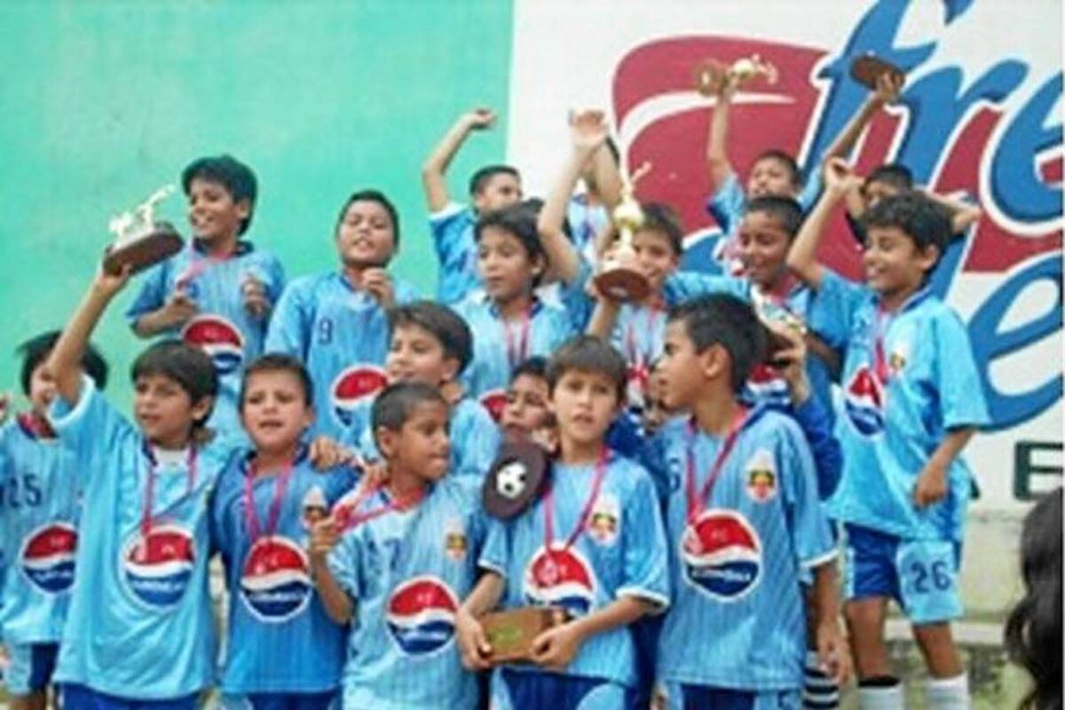 Comienzan los pequeños a mover el balón en la Cancha Marte (Foto: Foto suministrada/VanguardiaLiberal)