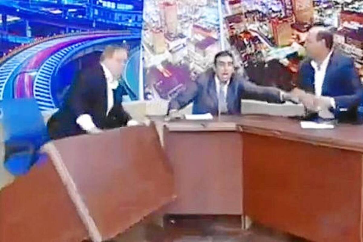 Un candidato le apunta con una pistola a otro durante un debate electoral en Jordania (Foto: Tomada de Internet/VanguardiaLiberal)