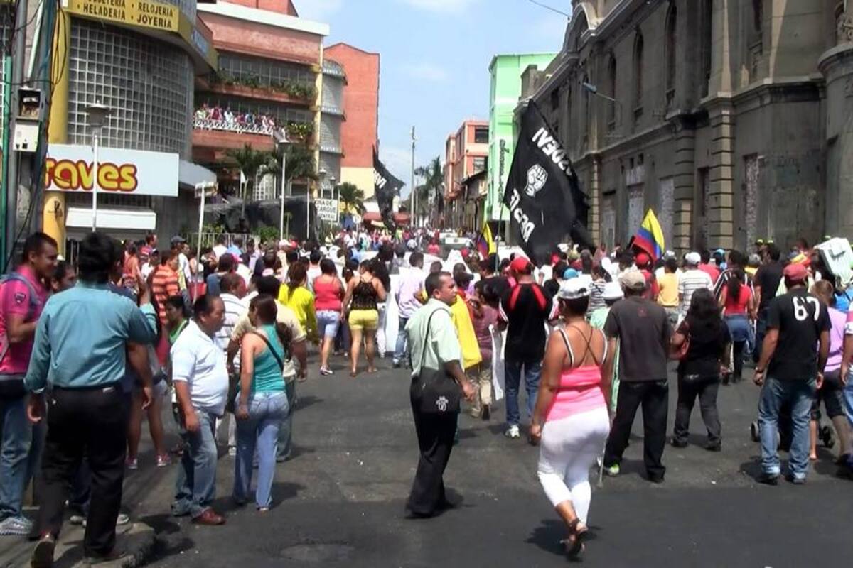 Ambulantes marcharon en el tercer día de recuperación del espacio público (Foto: MILTON VELOSA/VANGUARDIA LIBERAL)