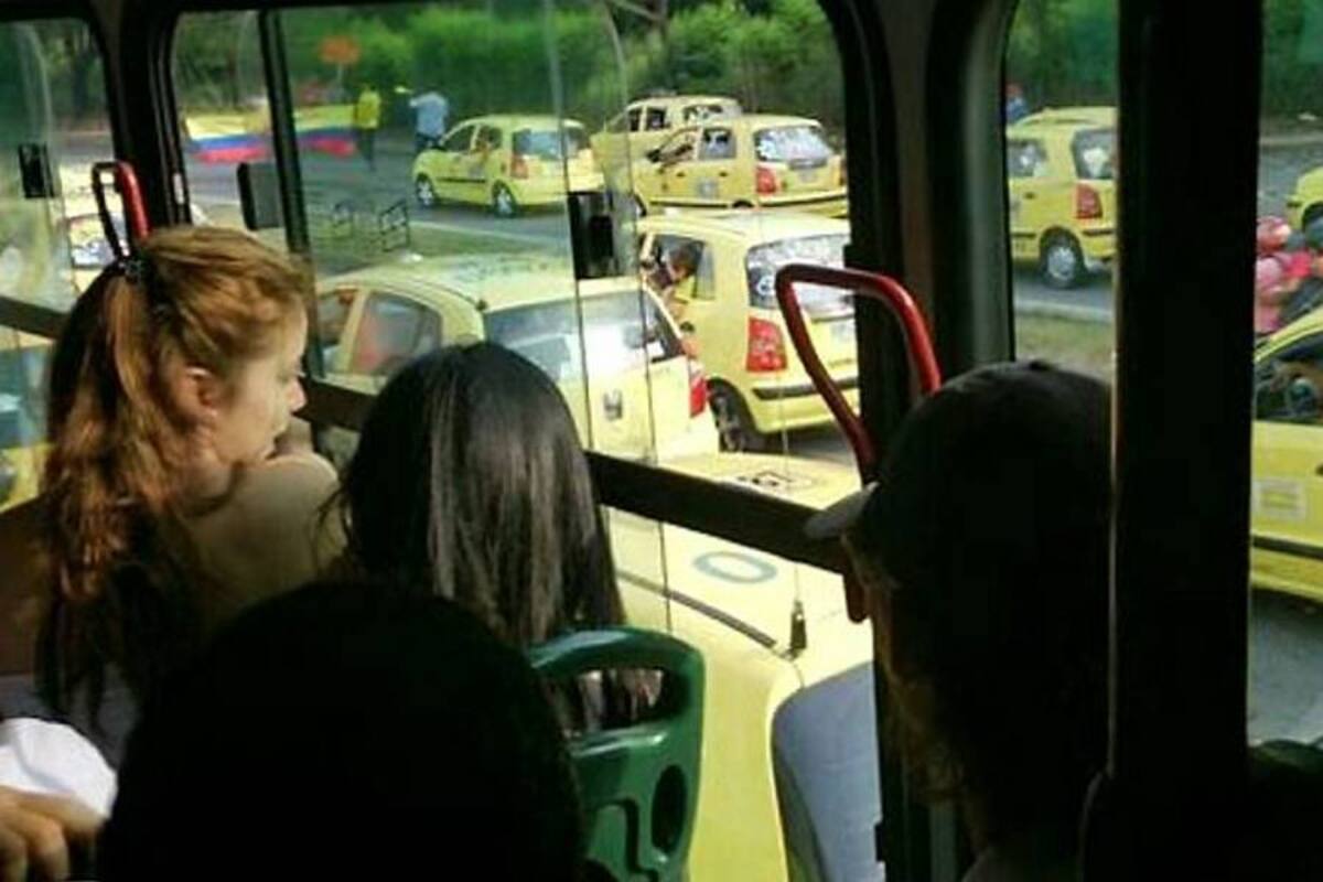 Usuarios reportaron el ‘plan tortuga’ desde Metrolínea (Foto: @Madaffaca/VANGUARDIA LIBERAL)