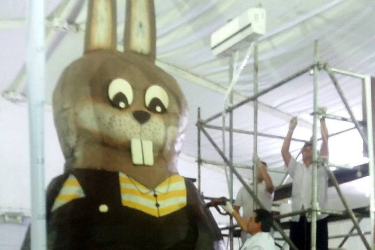 Construyen en Argentina el conejo de Pascua más alto del mundo (Foto: Twitter: @PrensaMGA /VANGUARDIA LIBERAL)
