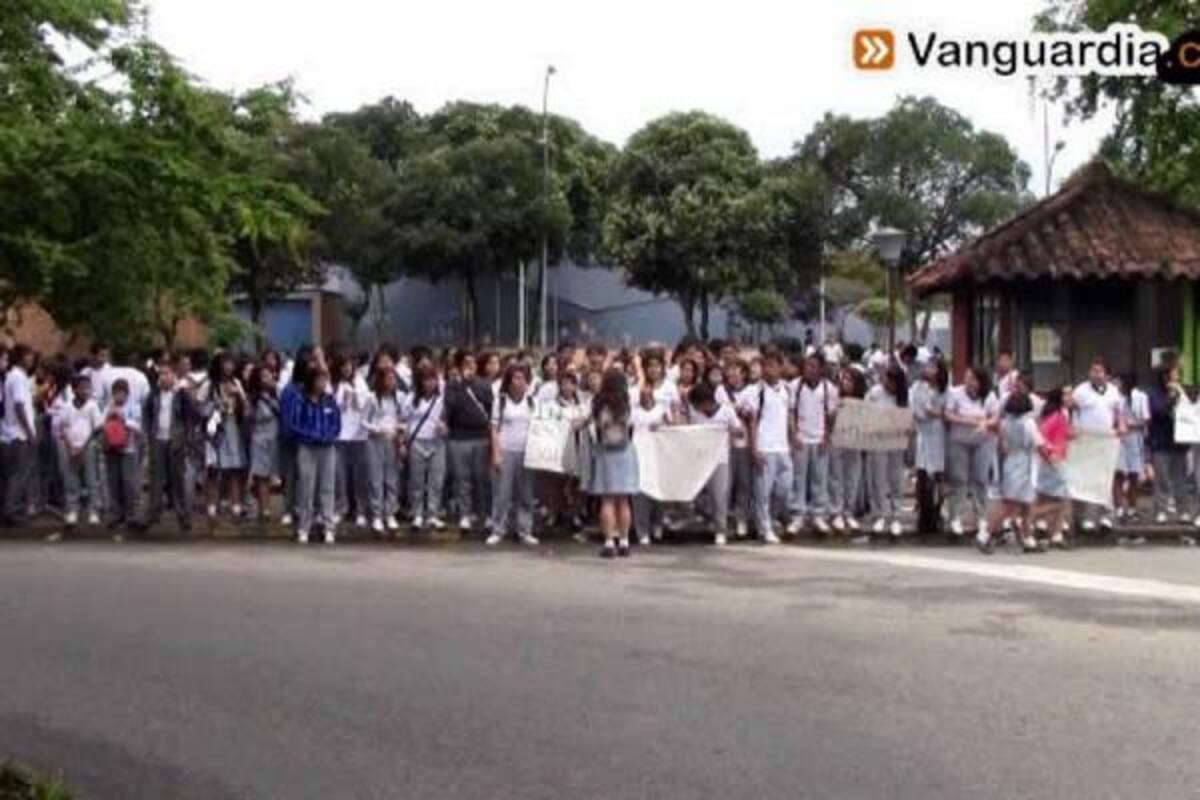 Con plantón y arengas estudiantes del Inem rechazaron 'fusión' de cursos y recorte docente.(Foto: Archivo/ VANGUARDIA LIBERAL)