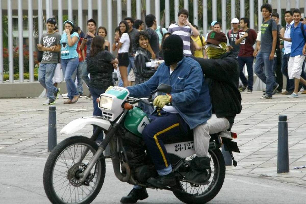 Encapuchados y Policía se enfrentaron por tres horas en la UIS (Foto: César Flórez/ VanguardiaLiberal)