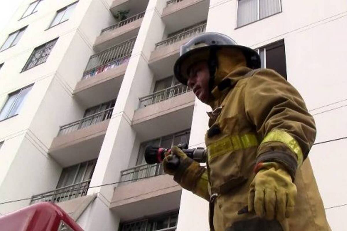 Incendio consumió parcialmente un apartamento en el Centro de Bucaramanga (Foto: Félix Cristancho/Vanguardia Liberal)