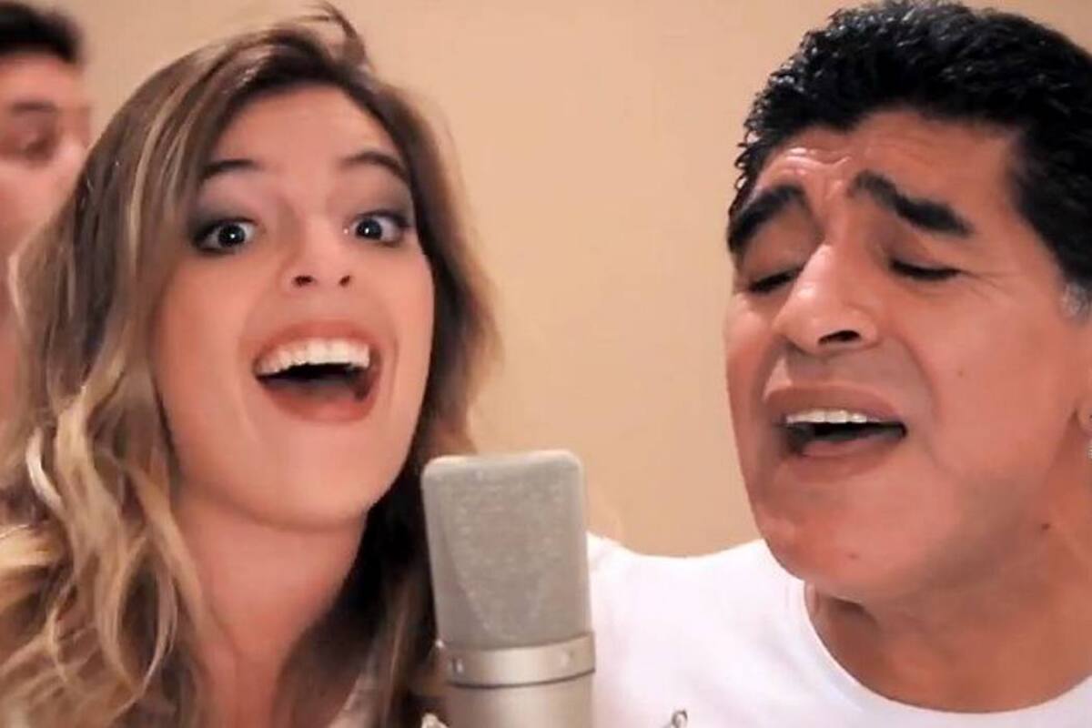 Maradona y su hija le cantan al Mundial (Foto: Foto: Youtube)
