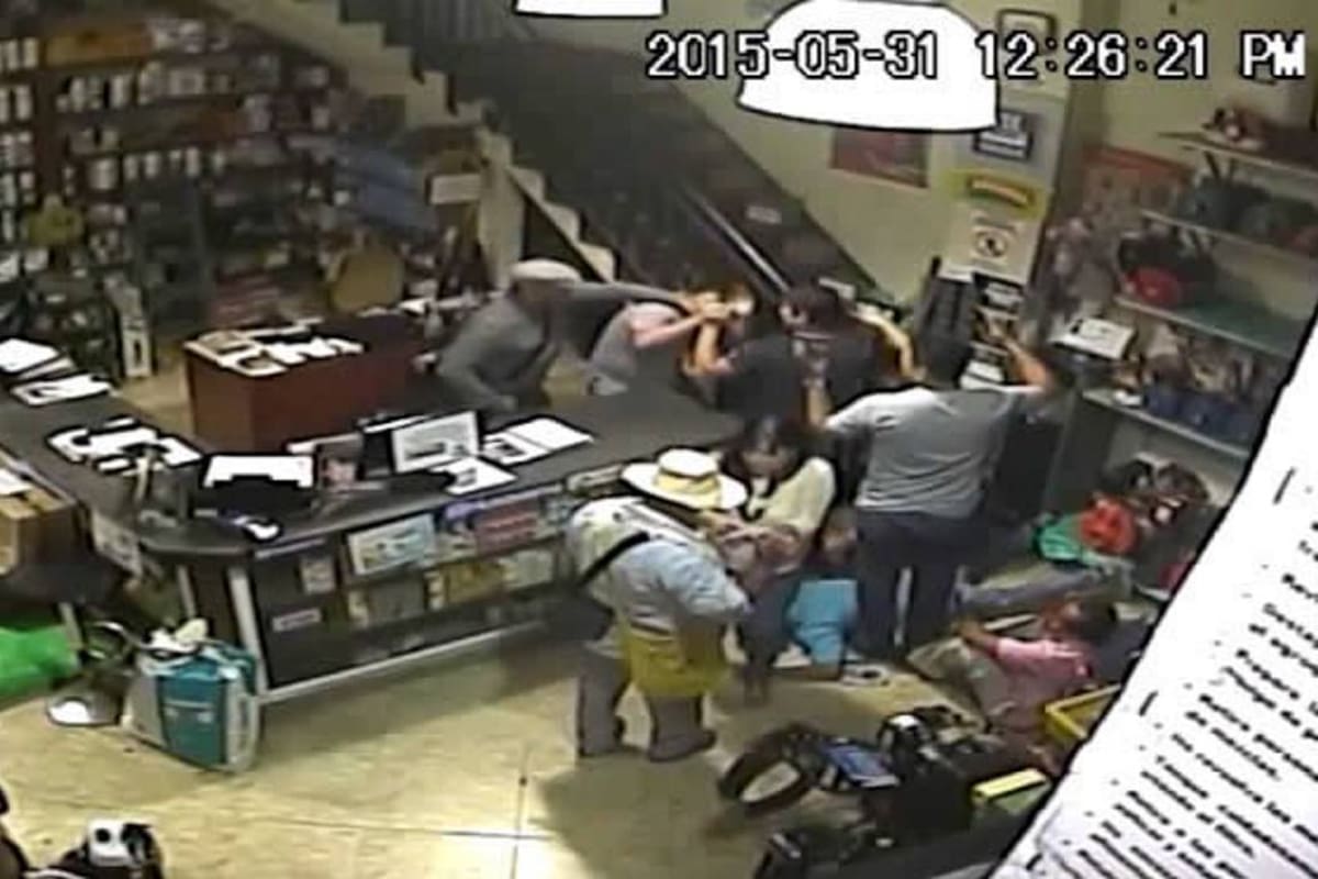 A mano armada, cuatro delincuentes asaltaron un almacén