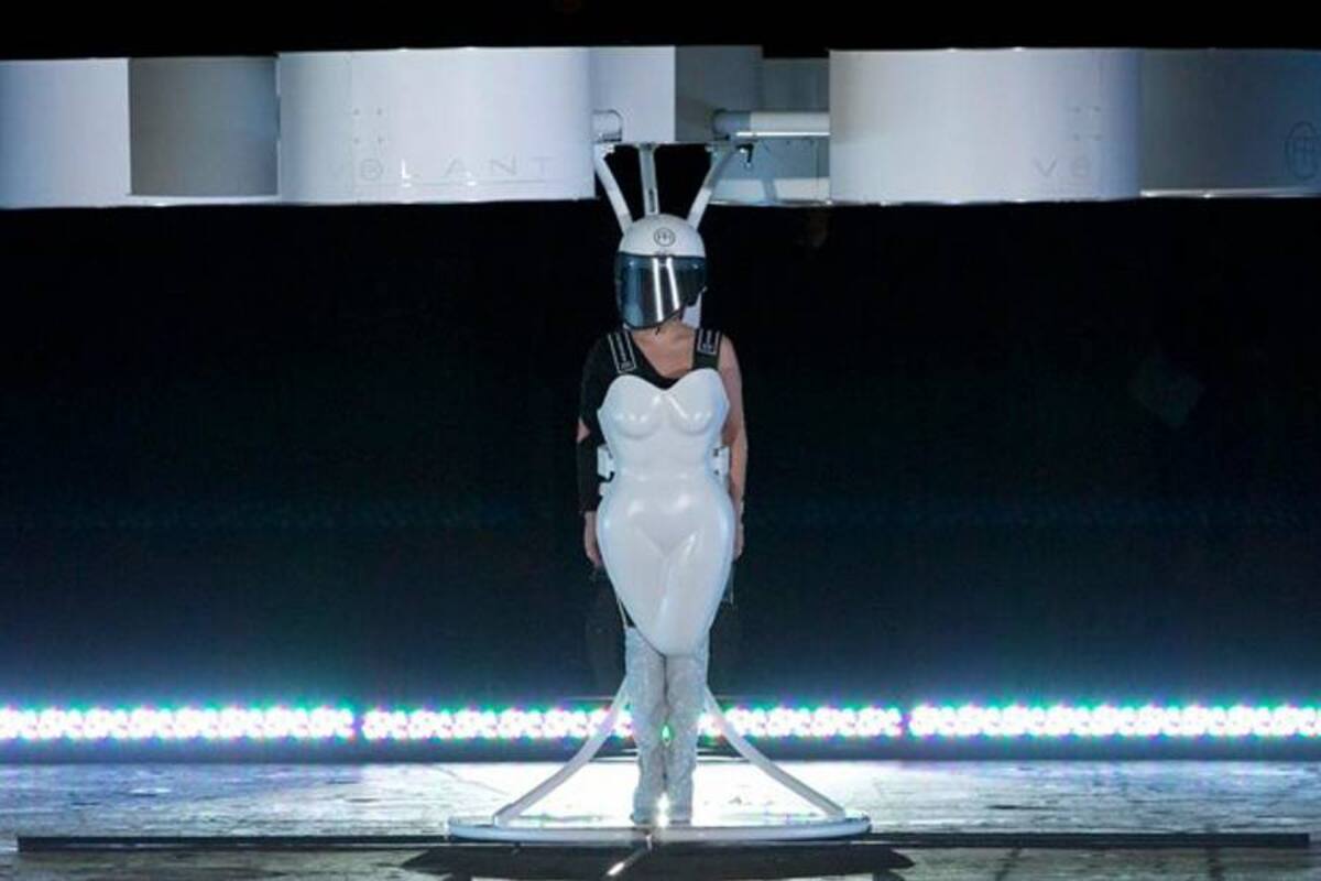 El controversial y novedoso ‘vestido volador’ presentado por Lady Gaga (Foto: Tomada de Internet/VanguardiaLiberal)