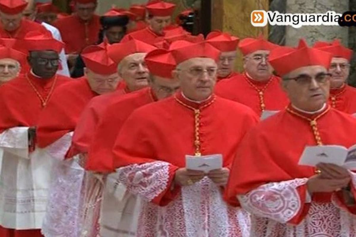 El ingreso de los cardenales a la capilla Sixtina para elegir nuevo papa