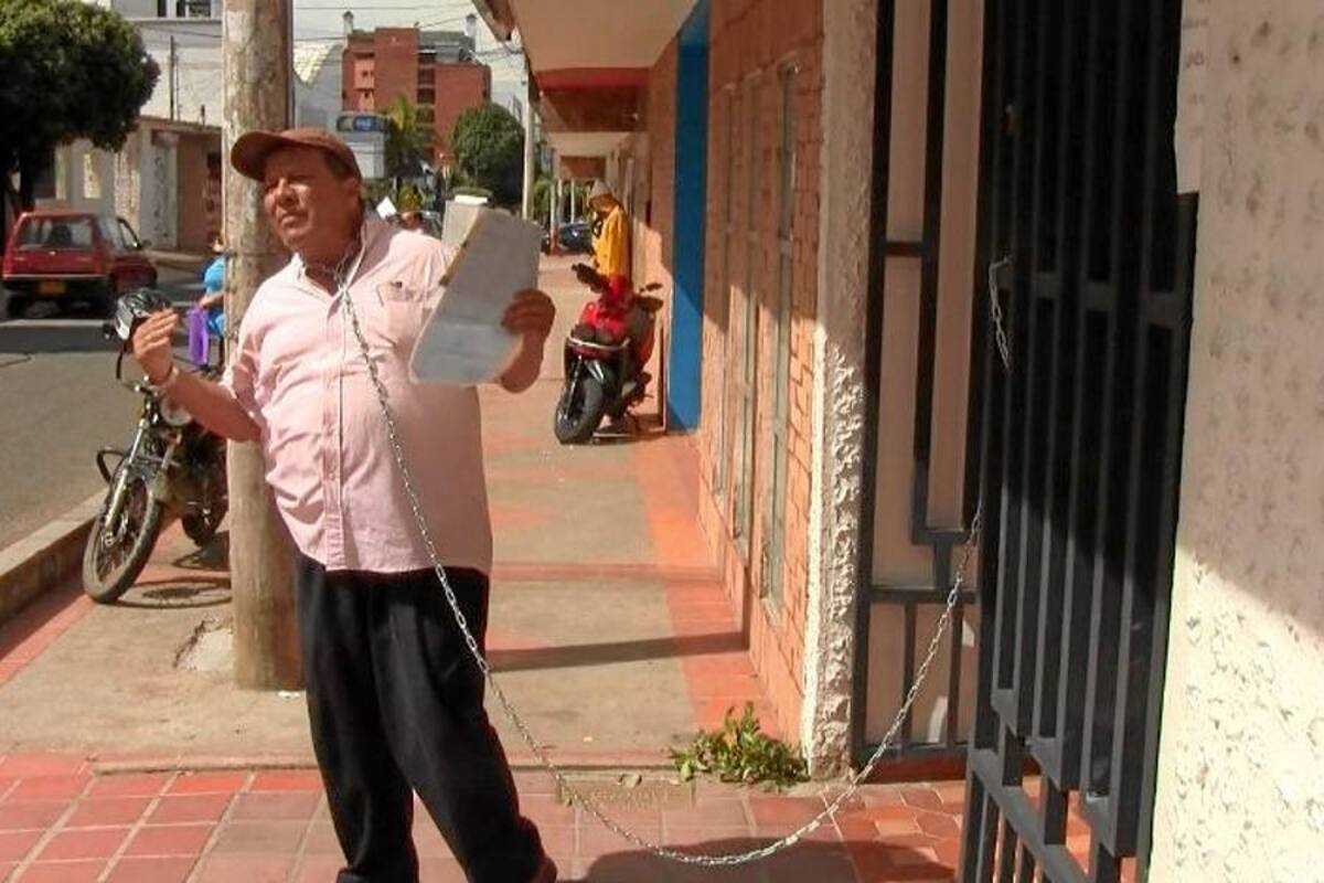 Se encadena por sexta vez para reclamar sus derechos a la EPS (Foto: Sindy Ailim García/VANGUARDIA LIBERAL)