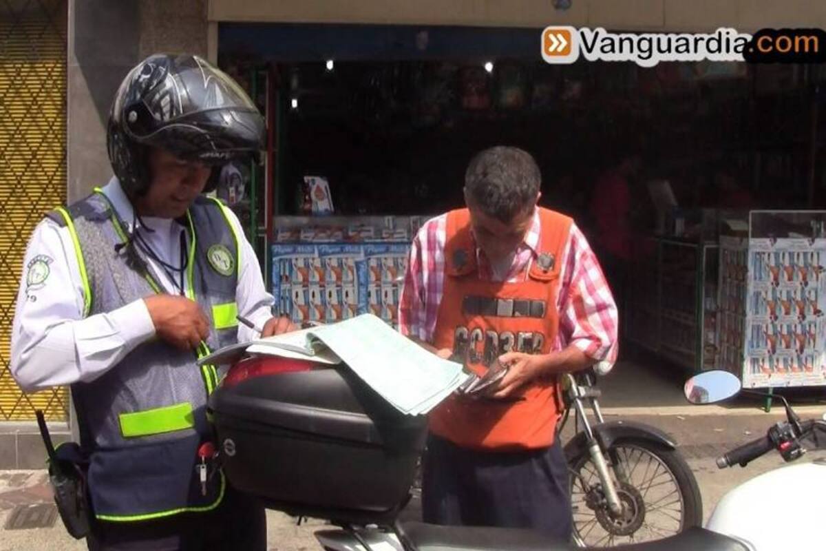Agentes de tránsito despejan las vías peatonales del centro de Bucaramanga (Foto: Foto Luis Alfonso Cárdenas Mateus/VANGUARDIA LIBERAL)