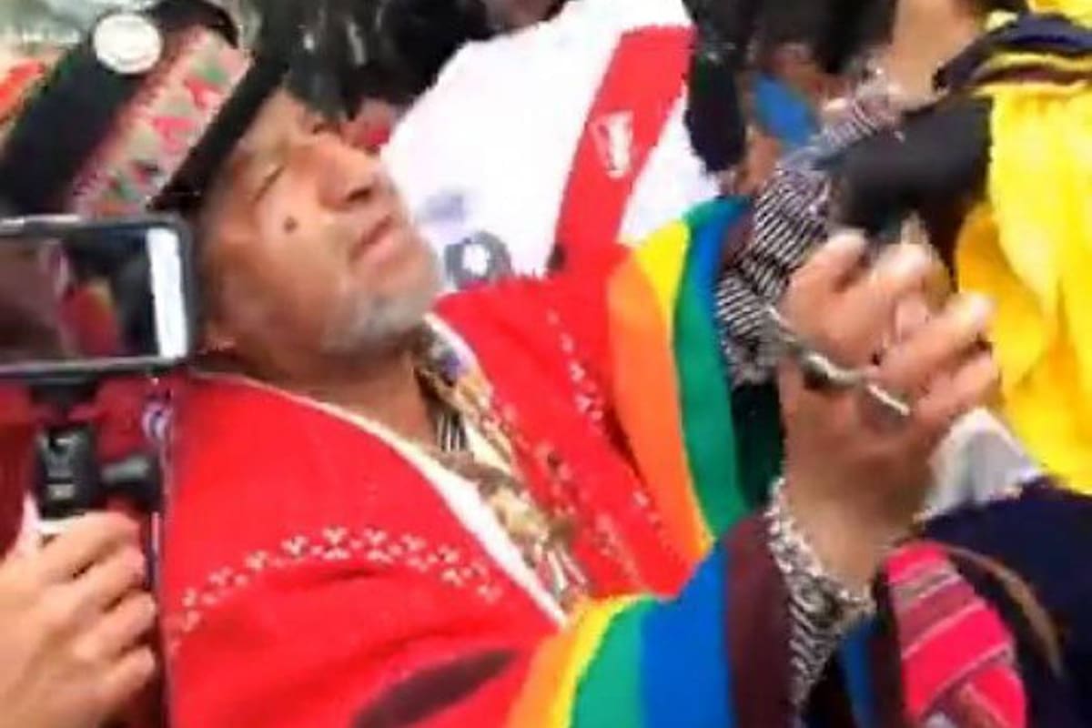 Periodista Andrea Guerrero pelea con brujos peruanos que 'hechizan' a Colombia (Foto: Tomada de un video)