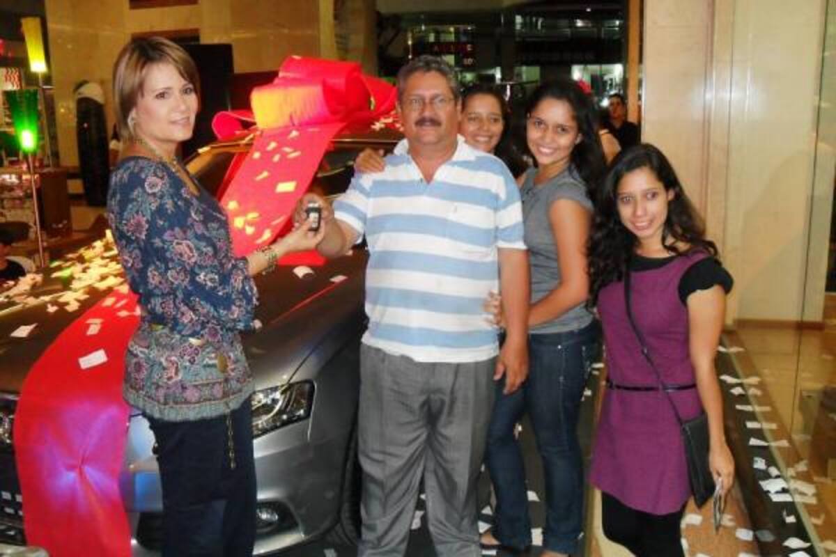 Iván Suárez Alvarado, ganador; Geny Lucila Barajas, esposa; y sus hijas Liced Tatiana Suárez y Nathalia Ivon Suárez. (Foto: Suministrada/VANGUARDIA LIBERAL )