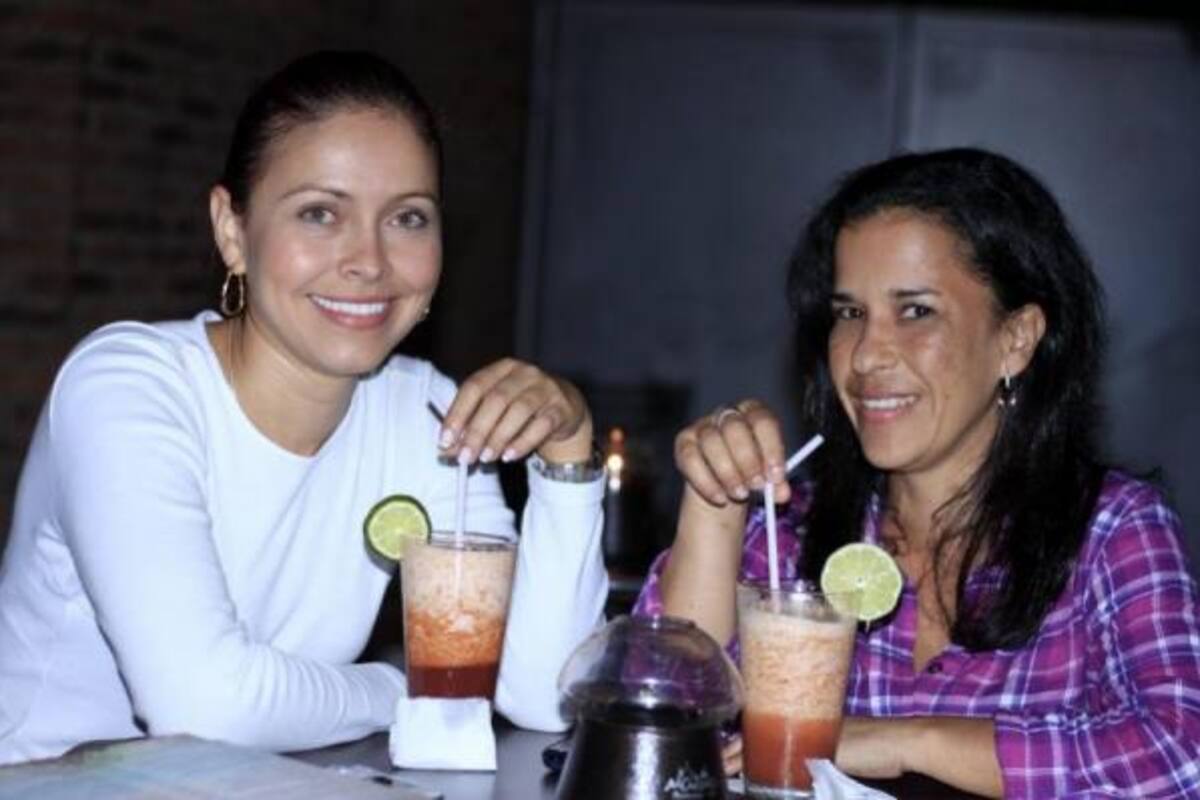 Mónica mantilla y Natalia Herrera.(Foto: Mauricio Villamizar/VANGUARDIA LIBERAL)