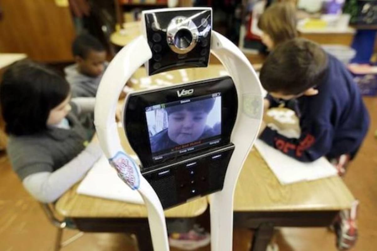 Niño toma sus clases por medio de un robot (Foto: Tomada de Internet/ VANGUARDIA LIBERAL)