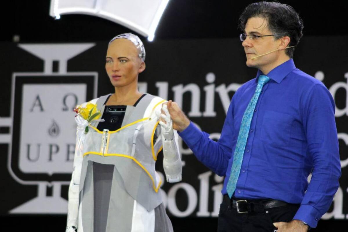 La Universidad Pontificia Bolivariana, seccional Medellín, realizó un concurso para que los estudiantes de Diseño de Vestuario crearan la pieza que usaría la humanoide en el evento. Juan Carlos López y Valeria Peláez fueron los ganadores. (Foto: Cortesía Divulgación Científica UPB-Medellín/ VANGUARDIALIBERAL)