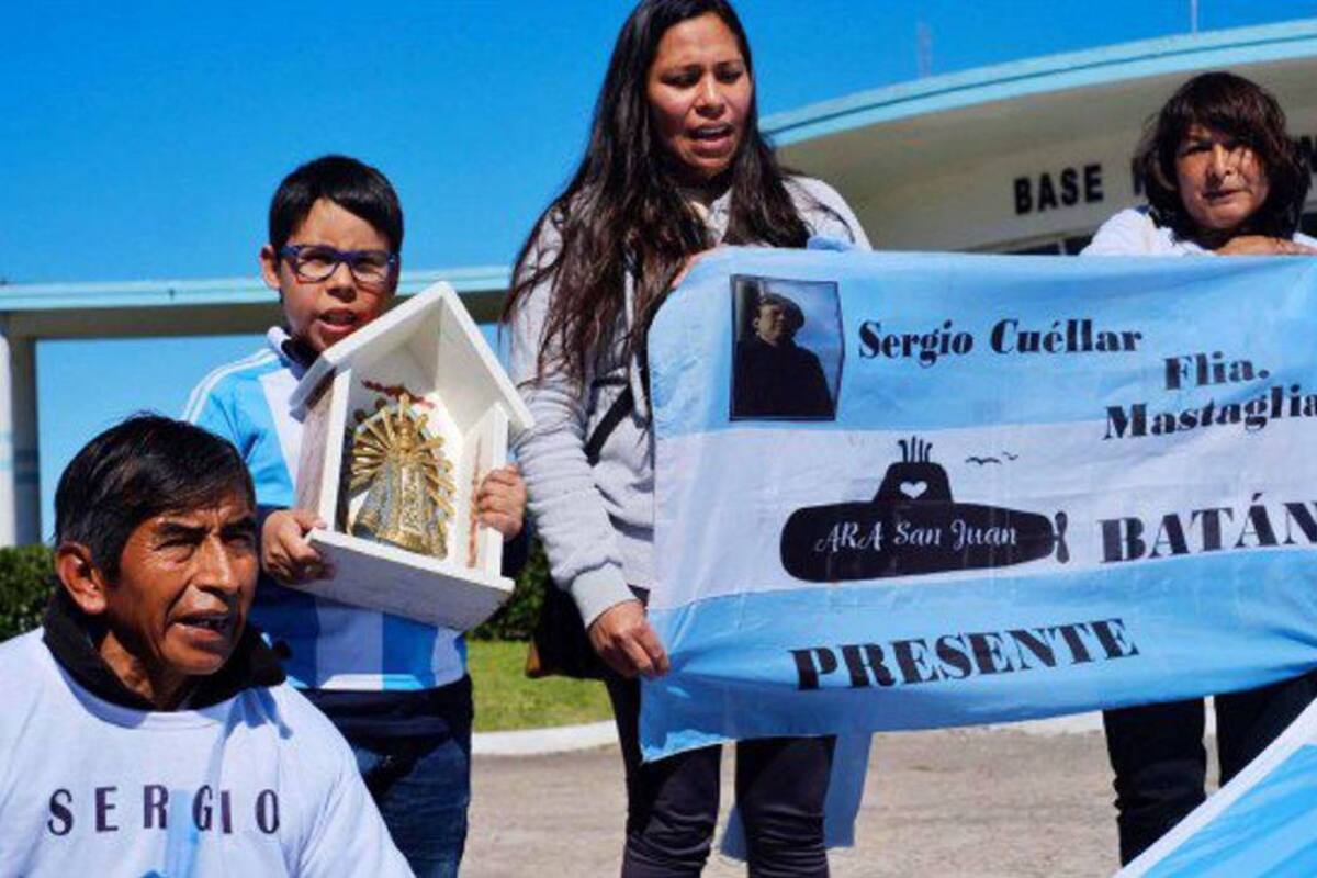 Familiares de tripulantes del submarino ARA San Juan exigen reflote (Foto: EFE / VANGUARDIA )
