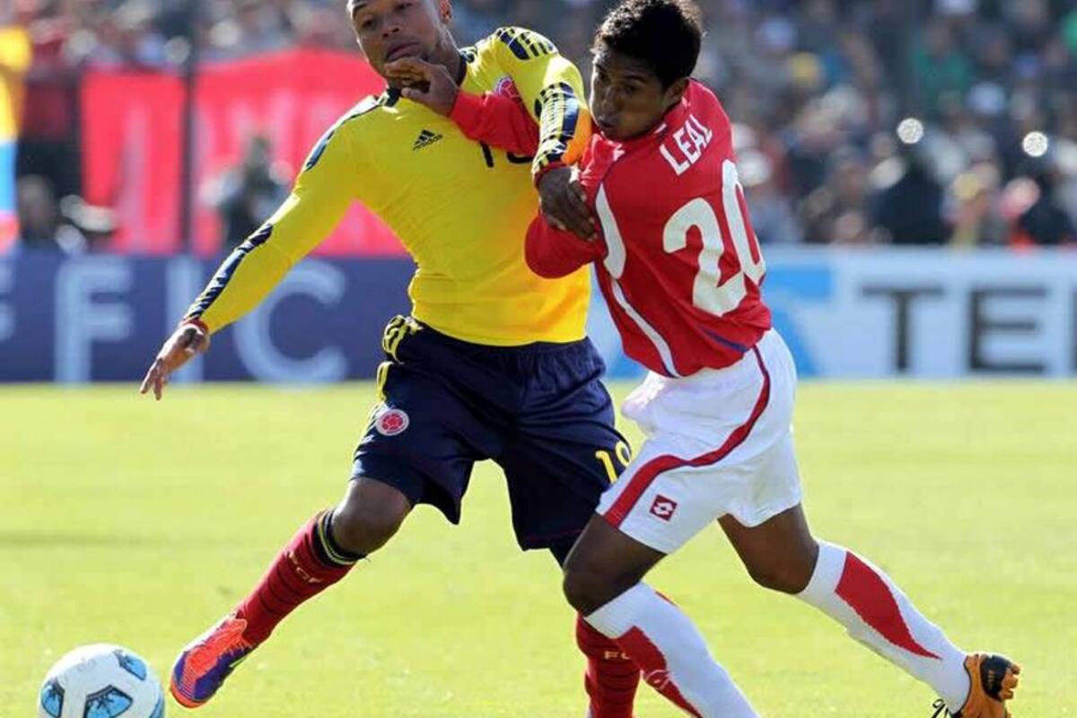 Camilo Zúñiga disputa el balón con jugador costaricense. (Foto: Mauricio Dueñas-EFE/VANGUARDIA LIBERAL)