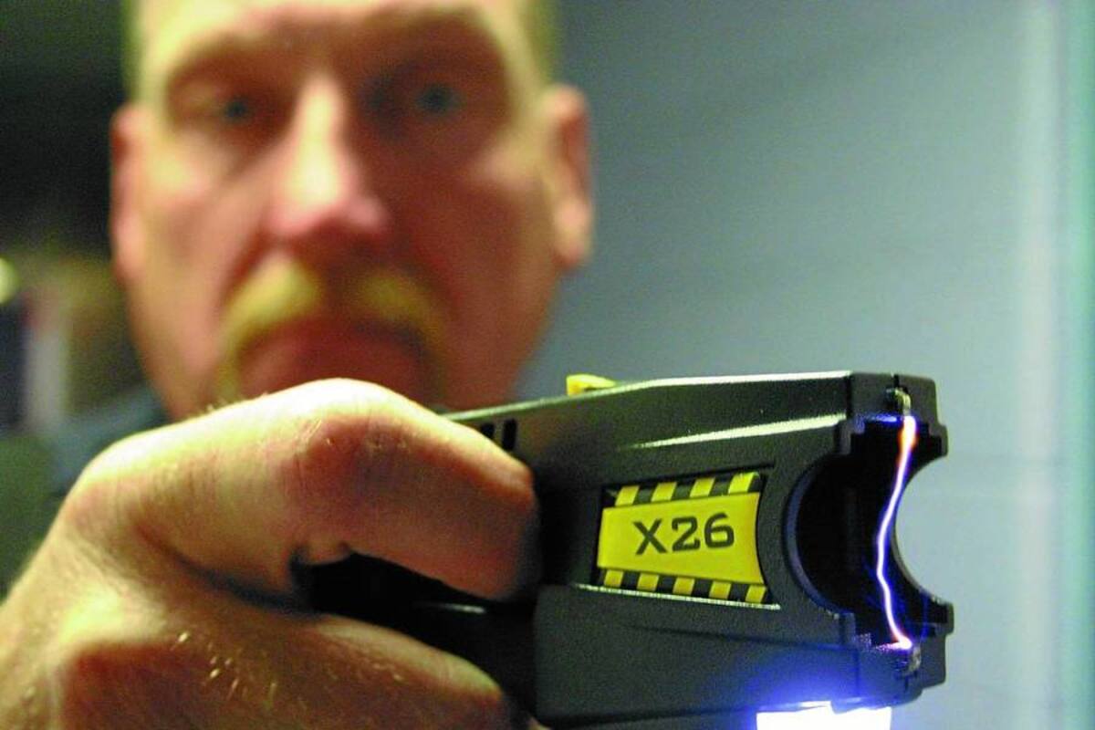 Un policía confunde bastón con espada y usa pistola eléctrica contra un ciego (Foto: rchivo/VANGUARDIA LIBERAL)