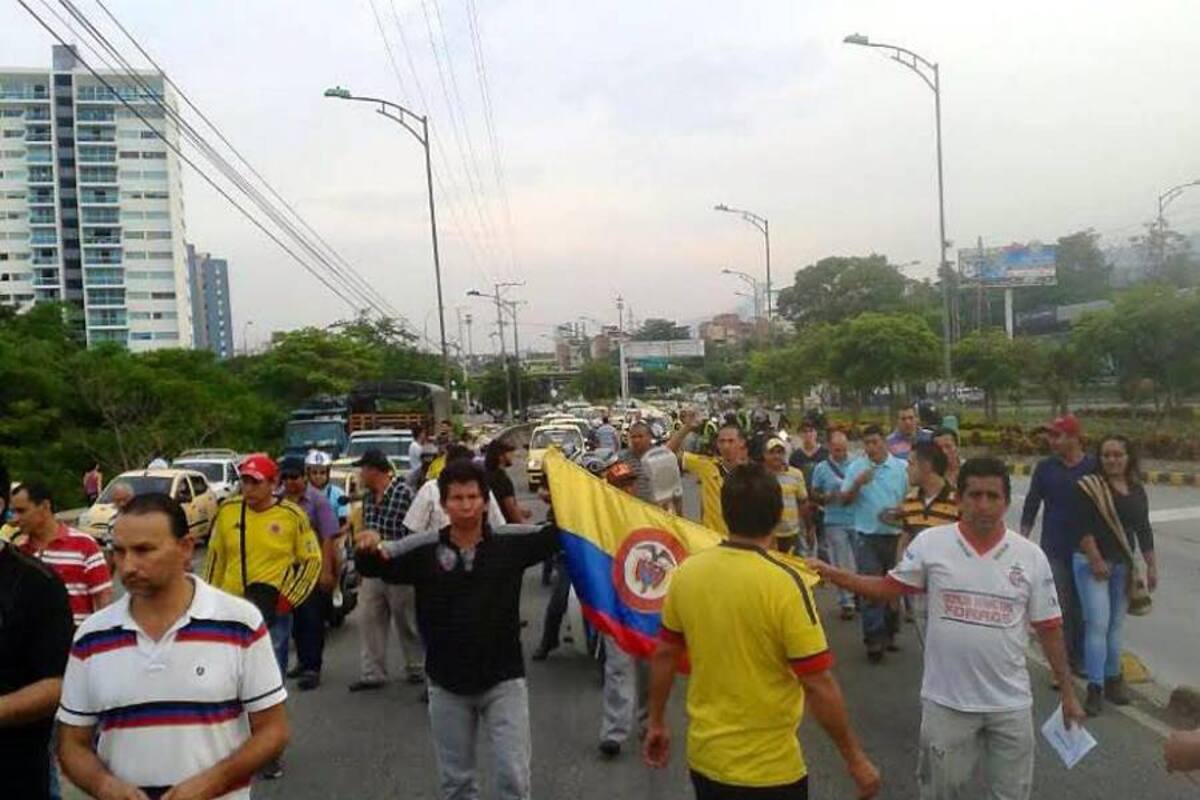 Avanza ‘plan tortuga' de taxistas contra restricciones en velocidad (Foto: Milton Velosa/VANGUARDIA LIBERAL)