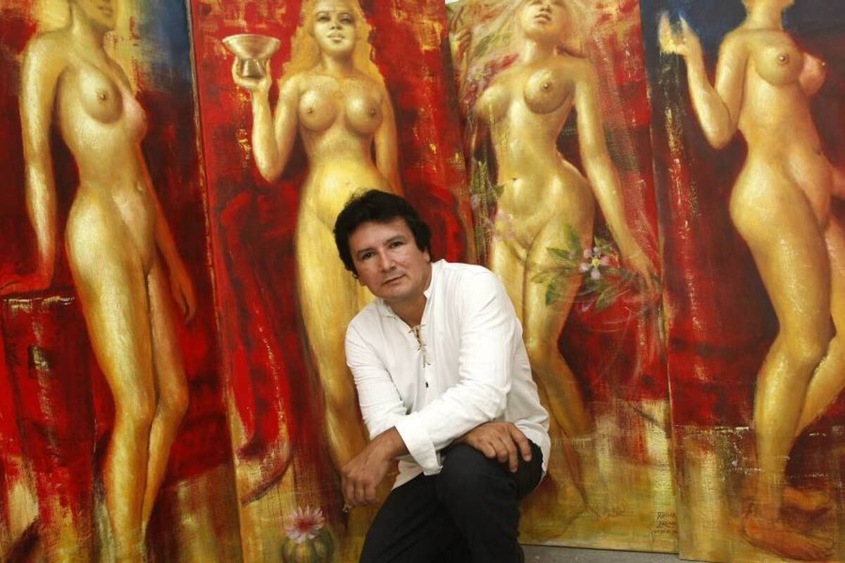 El artista tras los trazos y las pinceladas doradas (Foto: César Flórez / VANGUARDIA LIBERAL)