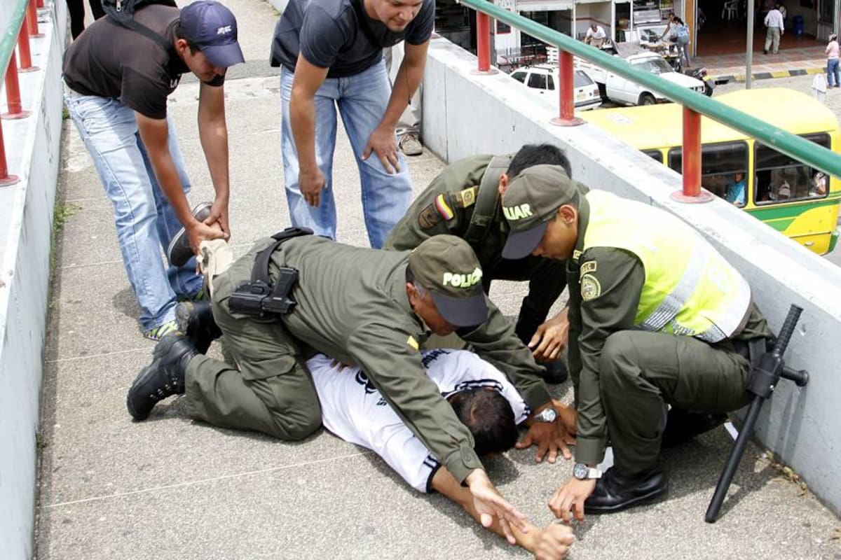 Policía frustró suicidio en puente peatonal del Centro de Bucaramanga (Foto: Marco Valencia / VANGUARDIA LIBERAL)