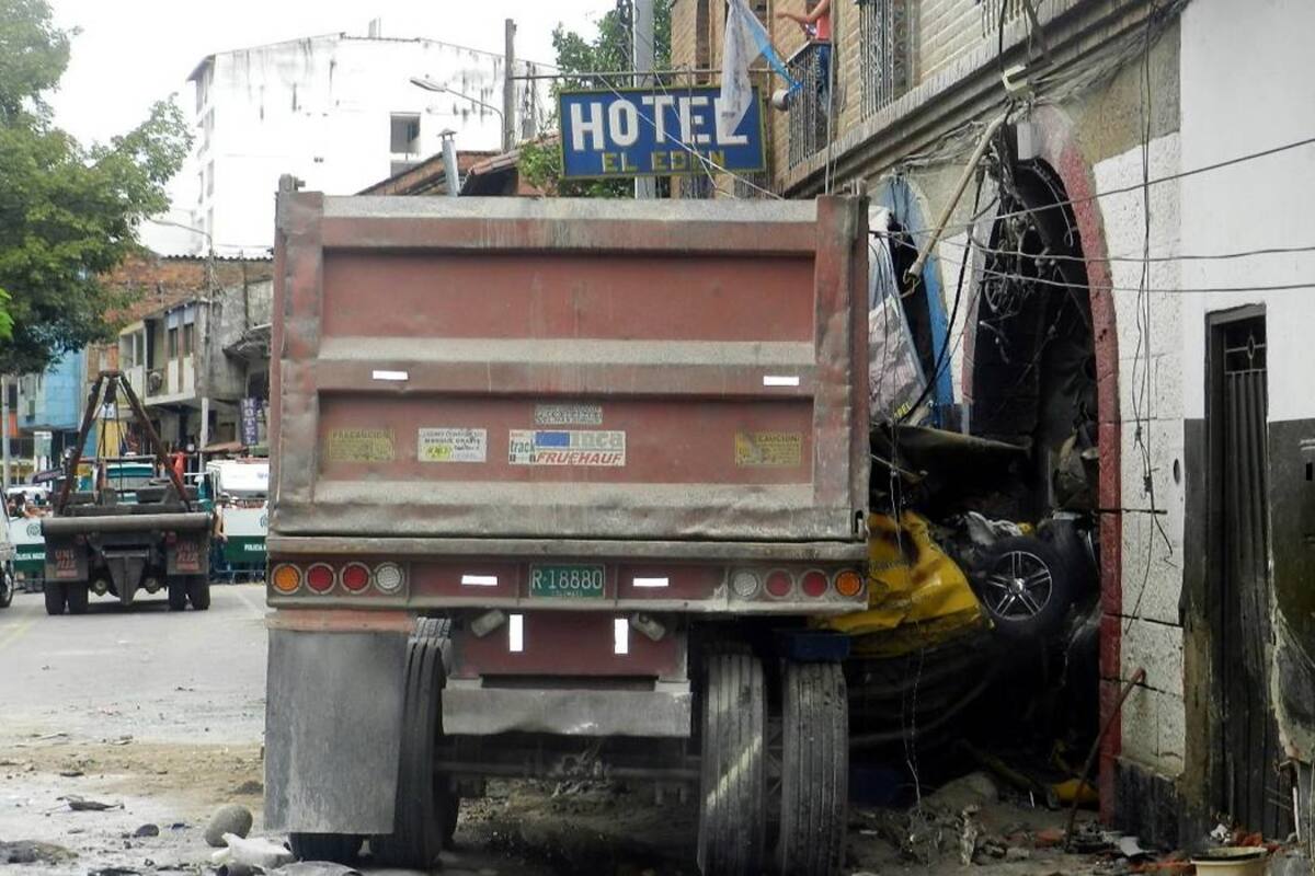 Conductor de tractocamión de tragedia en San Gil sería llevado a Bogotá, ante amenaza de atentado