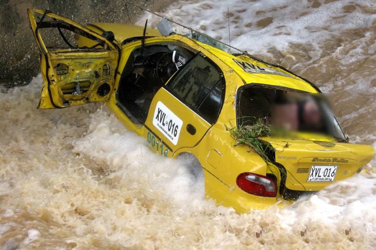 Creciente de quebrada en Girón arrastró un taxi y dejó dos muertos (Foto: Marco Valencia / VANGUARDIA LIBERAL)