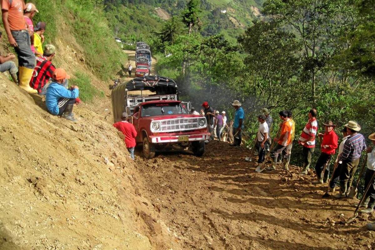 Entre 40 y 100 toneladas diarias de productos agrícolas se trasportan de la zona rural de Piedecuesta a Centroabastos y la Costa. Al menos ocho toneladas se pierden cada día porque los camiones quedan atrapados en las vías que están en lamentable estado. (Foto: Suministrada/VANGUARDIA LIBERAL)