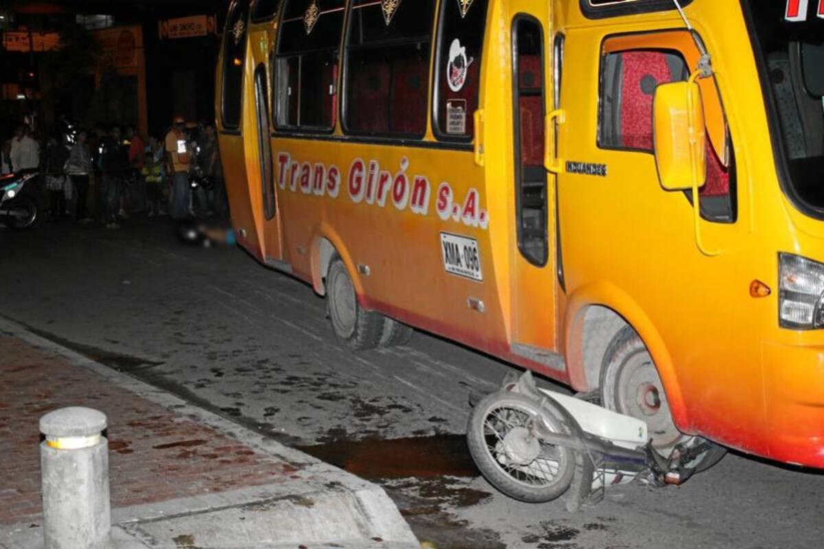 Motociclista murió tras ser arrollado por un bus (Foto: Javier Gutiérrez / VANGUARDIA LIBERAL)