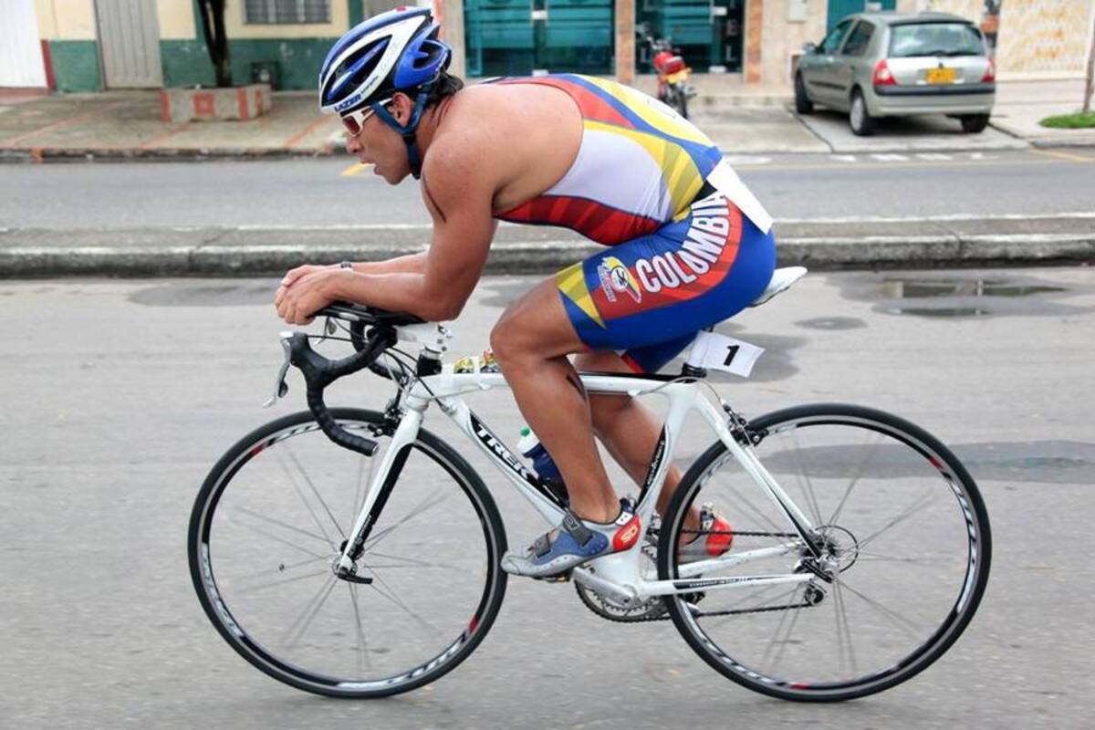 Carlos Pérez, ganador del triatlón disputado en Barrancabermeja. (Foto: Suministrada por prensa del evento/VANGUARDIA LIBERAL)