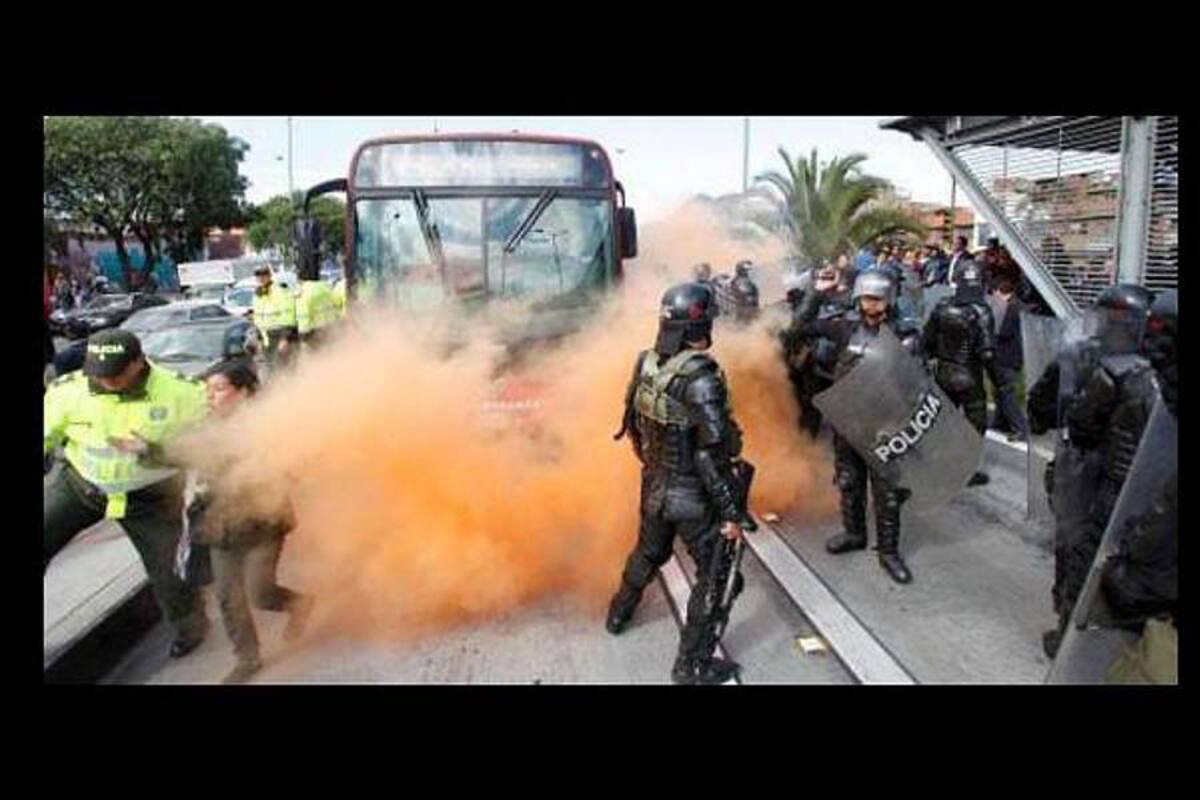Usuarios de TransMilenio protestan por el mal servicio del sistema de transporte (Foto: TOMADO DE INTERNET/VANGUARDIA LIBERAL)