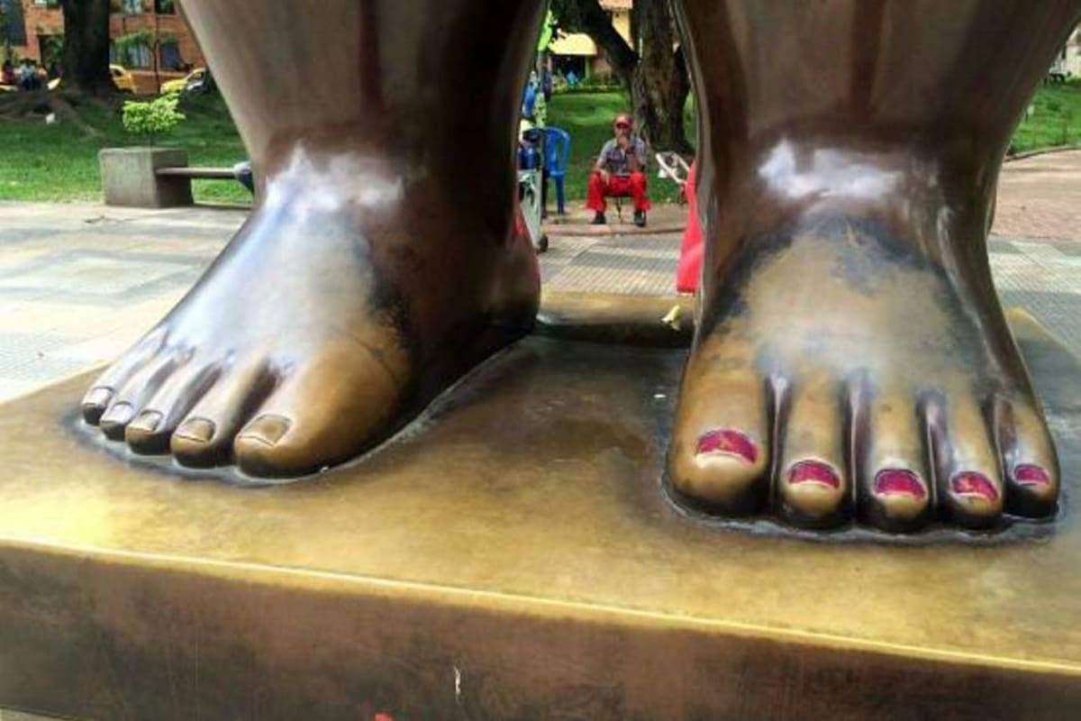 Vándalos le pintaron las uñas a ‘La Gorda’ de Botero en Bucaramanga (Foto: Tomada de Twitter @figuerjoda /VANGUARDIA LIBERAL)