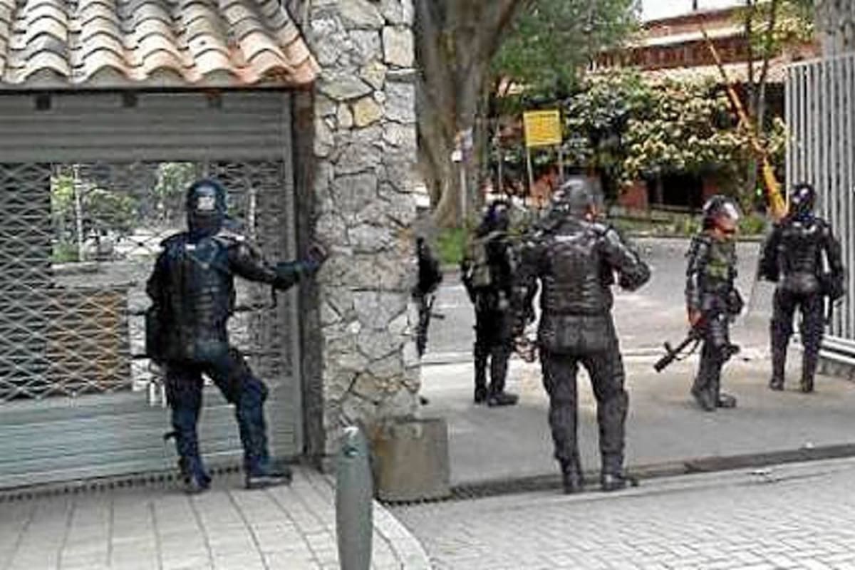 Universidad de Antioquia fue evacuada por fuertes disturbios (Foto: Tomada de Internet/@Delaurbe)