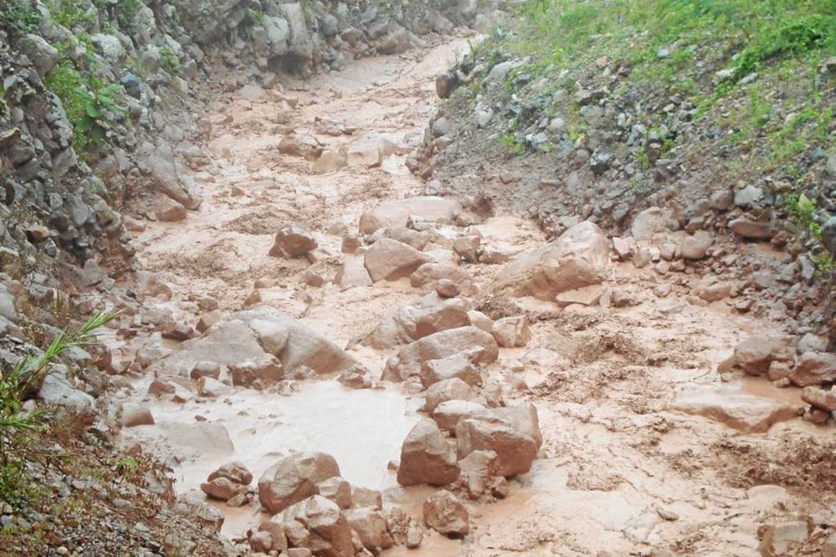 Ayer las autoridades trabajaban para dar paso totalmente sobre la vía Galán-Socorro, mediante el retiro de las piedras de la quebrada La Honda, pero sigue el riesgo de eventuales avalanchas por este sector. (Foto: Suministrada/VANGUARDIA LIBERAL)