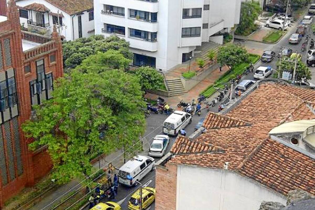 La calle 45 permaneció cerrada para adelantar las labores de levantamiento del cadáver. (Foto: Suministrada/VANGUARDIA LIBERAL)