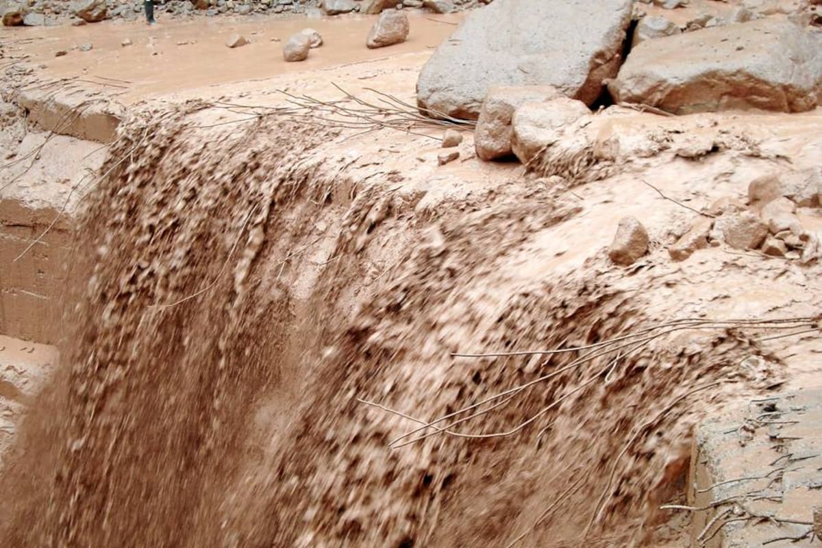 Ayer las autoridades trabajaban para dar paso totalmente sobre la vía Galán-Socorro, mediante el retiro de las piedras de la quebrada La Honda, pero sigue el riesgo de eventuales avalanchas por este sector. (Foto: Suministrada/VANGUARDIA LIBERAL)