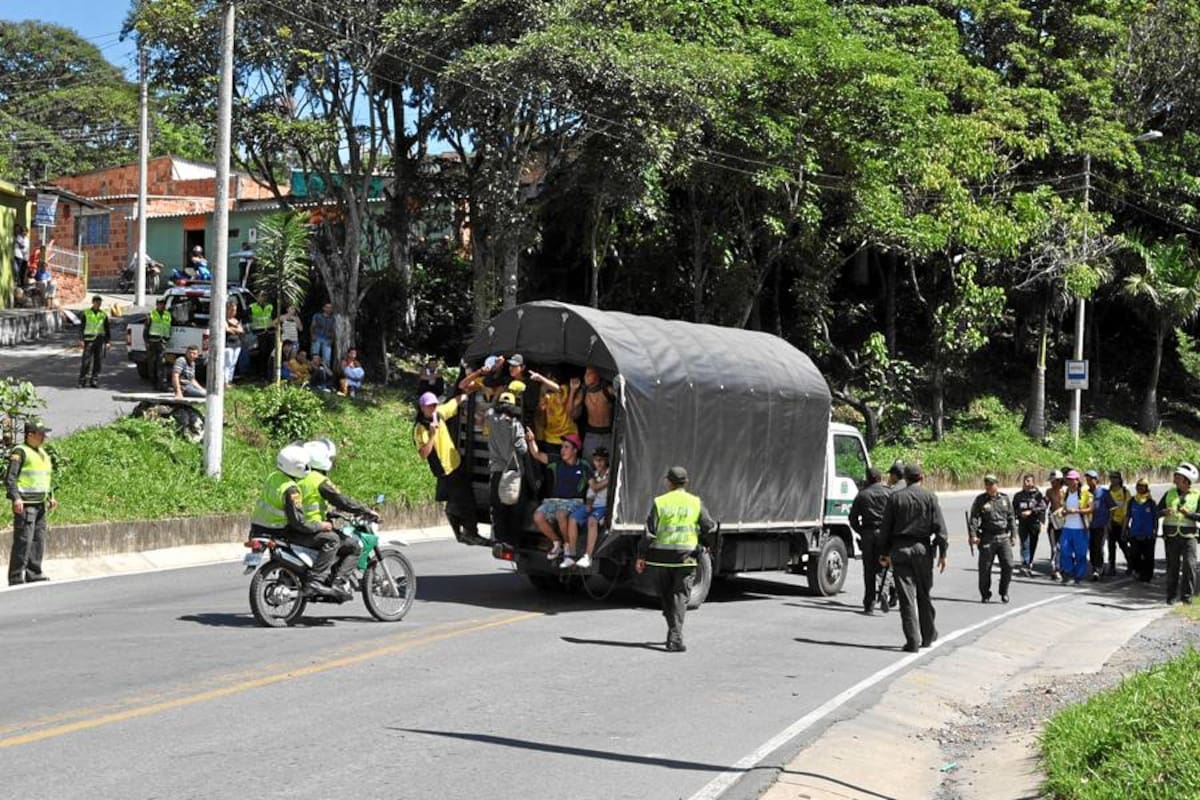 Hinchas del Atlético Bucaramanga se quedaron con ganas de ver el partido (Foto: Luis Fernando Martínez Vargas/VANGUARDIA LIBERAL)