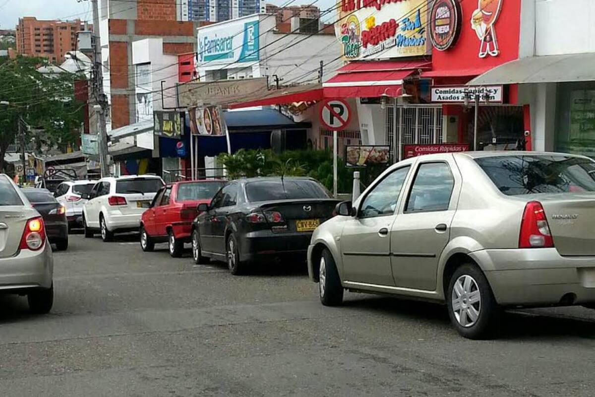 Así lucía la carrera 26 de Cañaveral el domingo 17 de agosto a las 3 p.m. Carros a lado y lado de la vía, incluso frente a la señala de tránsito. (Foto: Fabio Eduardo Peña G. / GENTE DE CAÑAVERAL)