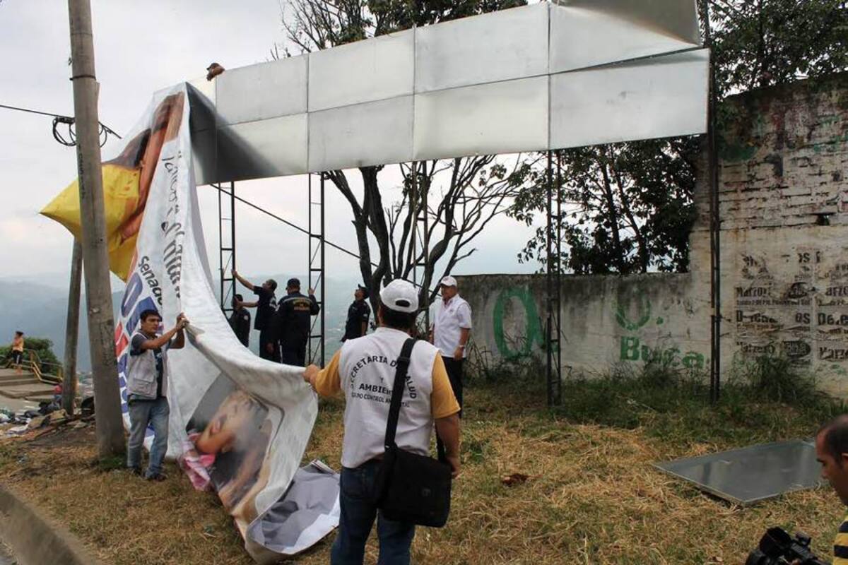Desmontan 4 vallas políticas, falta por retirar 46 más ilegales en Bucaramanga (Foto: Foto Suministrada/VANGUARDIA LIBERAL)