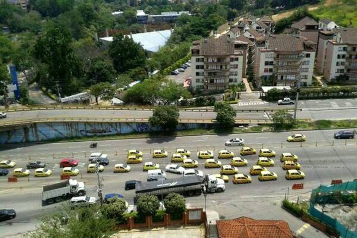 Taxistas se adelantaron e hicieron un ‘plan tortuga’ este domingo en Bucaramanga (Foto: SUMINISTRADA PAO ALVARADO /VANGUARDIA LIBERAL)