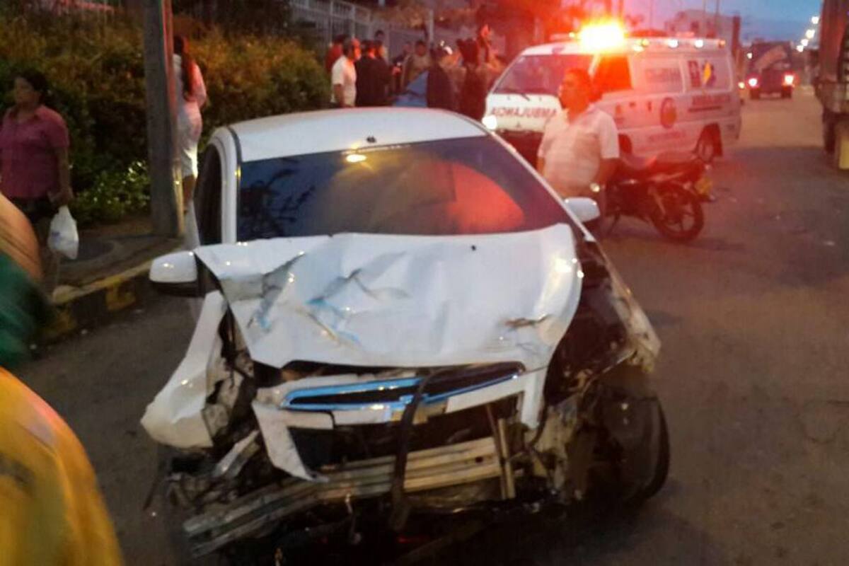 Hombre, aparentemente borracho, causó grave accidente de tránsito en Bucaramanga (Foto: SUMINISTRADA /VANGUARDIA LIBERAL)