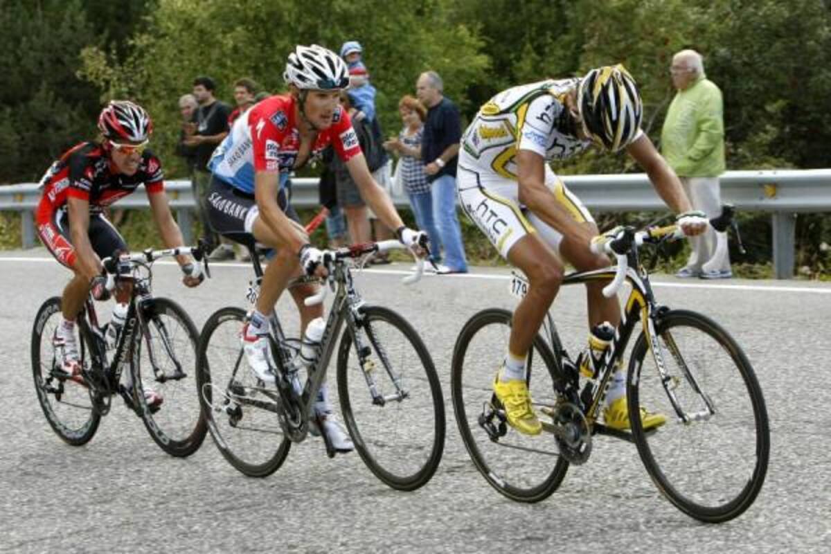 Rigoberto Urán marcha tercero en el ascenso durante la etapa 11 de la Vuelta a España.(Foto: EFE / VANGUARDIA LIBERAL)