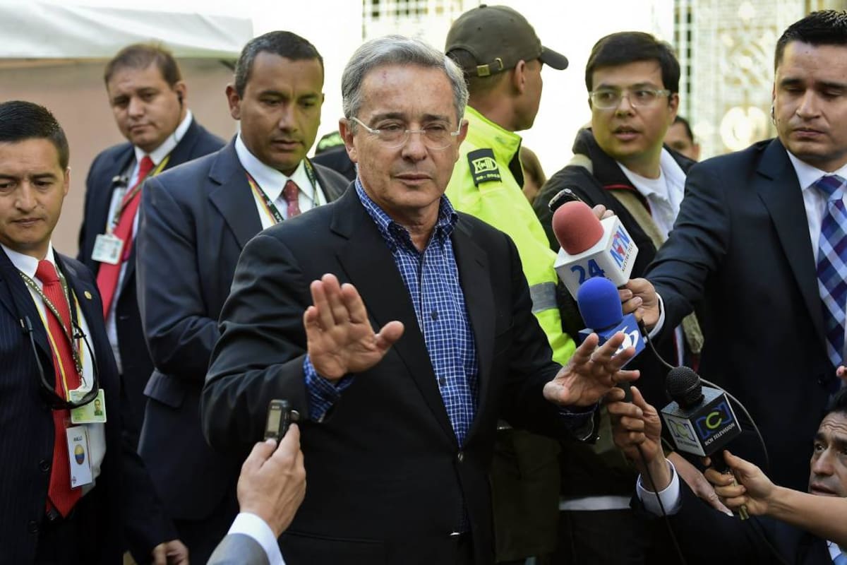 Expresidente Uribe ya votó en la Plaza de Bolívar (Foto: AFP / VANGUARDIA LIBERAL)